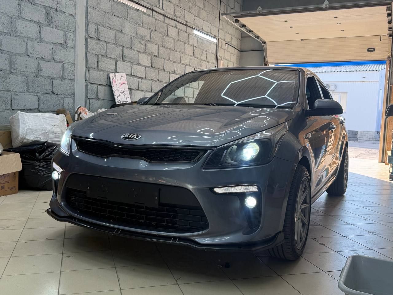 Kia Rio с включённым светом