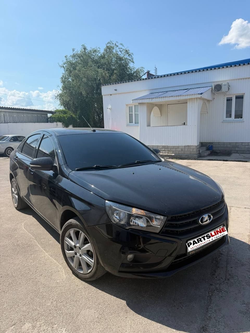 Чёрная Lada Vesta после тонировки